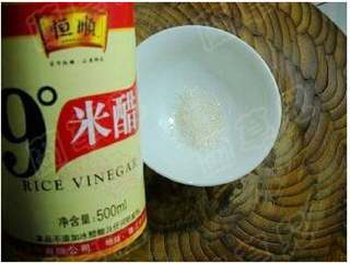 7、苹果鸡丁,白糖倒入碗中，加入米醋调成味汁备用