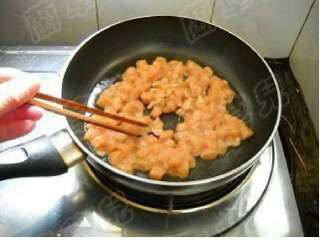 8、苹果鸡丁,锅中油热，滑散鸡丁，盛起备用