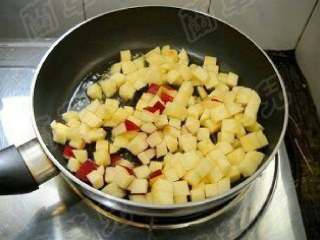10、苹果鸡丁,倒入苹果，蛇果，翻炒均匀