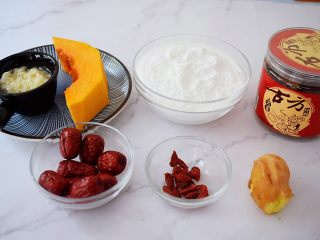 1、红糖酒酿南瓜小圆丸,准备好材料