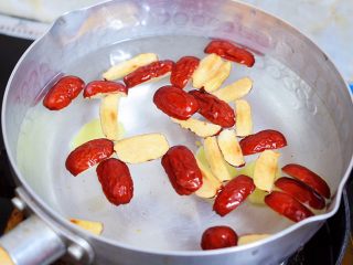 8、红糖酒酿南瓜小圆丸,锅中倒入2碗清水，加入红枣和姜片