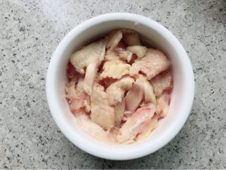 4、辅食计划+青瓜鸡肉粥,掉好血水的鸡中翅用手撕小块