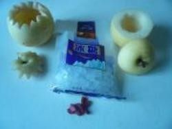 2、冰糖雪梨,2.将梨中间掏空，准备冰糖、枸杞。