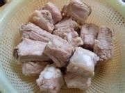 1、糖醋排骨,小排500克焯水后,煮三十分钟,肉汤可以煮面条,别倒掉