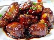 2、糖醋排骨,临出锅撒葱花芝麻,少许味精