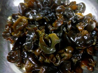 2、中秋家宴菜 全家福,黑木耳。洗干净,尒下水待用。和胡萝卜一样,黑木耳有丰富的氨基酸,又耐煮。宜荤宜素又能丰富食材搭配。做为辅菜食材一直就是厨师的最爱。