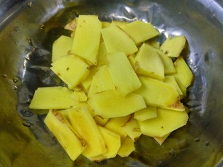 3、中秋家宴菜 全家福,老姜去皮切片。