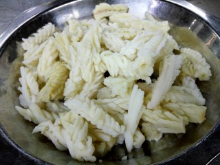 4、中秋家宴菜 全家福,鲜鱿鱼。打上麦穗花刀。方法是:刀呈45度锐角,在鱿鱼上交叉剞两溜花刀,深入肉的三分之二略多。再汆水就成这样了。刀功不到也可去鲜冻市场买现成的鱿米花。一袋一袋包装的成品。