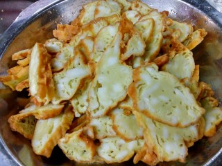 5、中秋家宴菜 全家福,发肉。肥肉切成条,沾点捣碎的桃酥。再裹上鸡蛋和面粉调成的蛋糊,在油锅里浸炸透。炸透了的发肉团会变轻,浮在油锅里。怕不透的话可以再蒸一下。切成片待用。