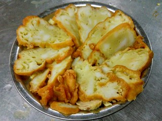 7、中秋家宴菜 全家福,摆好的蛋卷上再摆一层切好的发肉。发肉和蛋卷都不能久煮。一个主材质是面粉久煮会融于汤汁,一个一煮就会散开。所以做成扣碗单独蒸一下,最后再盖在上面。