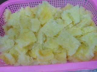 9、中秋家宴菜 全家福,肉皮。这个就建议买那种已油炸发好的。毕竟发干肉皮可是个技术活。买回来后用剪刀或刀剪切成片。烧开水在锅里多煮一下,煮到完全松软呈一点白色。煮时可放些白酒和姜葱。以利去除肉皮的油渍异味。煮好后再用清水多漂洗一下,就成这诱人的模样了。