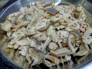 12、中秋家宴菜 全家福,肉片和肚皮都汆一下水。这样汤色会更好看一些。