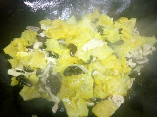 13、中秋家宴菜 全家福,菜籽油烧热(最好是鸡油)。然后依次下锅姜片炸香,下肉片,肚片,肉皮,黑木耳略炒,炒时喷点白酒。