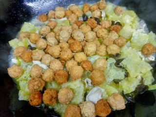 14、中秋家宴菜 全家福,继续按食材的耐煮程度和入味所需时间深浅,依次下肉丸子,鲜鱿鱼等,最后再加高汤调好味,炖煮或烩入味即成。根据口味喜好,还可放入鹌鹑蛋,各种菌茹类以丰富内容。