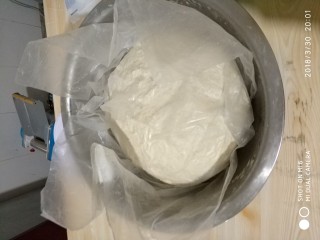 1、早餐商业版／无铝无矾健康油条／自制奶香安心油条,面揉好，光滑没有颗粒，油都揉进去后。盖起来醒面30分钟。