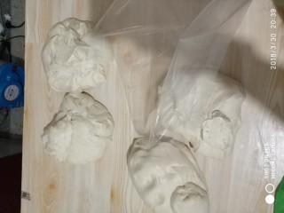 2、早餐商业版／无铝无矾健康油条／自制奶香安心油条,一斤面三四分钟就行，和好第一遍盖起来醒面30分钟进行第二次踹面，踹好盖起来醒面30分钟以后进行分面，分好的面包起来醒面。