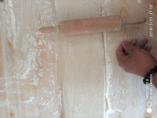 4、早餐商业版／无铝无矾健康油条／自制奶香安心油条,醒好的面千万不要在揉或者折叠，只能拉长赶平油条油条不能单根炸的，两个小剂子不能粘连太多，会影响膨胀，也不能分开太早都会影响膨胀或炸成面棍