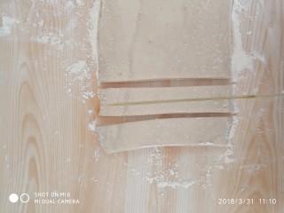 5、早餐商业版／无铝无矾健康油条／自制奶香安心油条,做油条的时候要慢，刚开始刷一条水线，炸一根油条，不要一次性刷很多根，一起下锅。油温180至200度之间  油条在锅里炸两分多钟，油条颜色刚好油温就正好