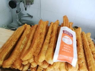 8、早餐商业版／无铝无矾健康油条／自制奶香安心油条,刚开始不好，多是手法上不熟练，一次俩次就好了。多操作就行了。。拉长后下锅炸时，飘起来了，就用筷子不停转，让它炸均匀，膨胀均匀