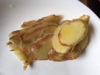 1、金牌BBQ烤翅,先将生姜洗净后切片待用