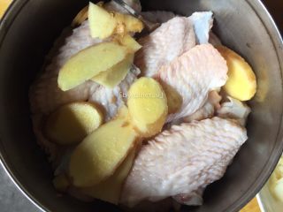 2、金牌BBQ烤翅,接着放入姜片