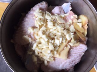 3、金牌BBQ烤翅,放入蒜蓉