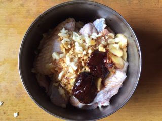 4、金牌BBQ烤翅,加入烧烤酱、生抽、盐、白糖等调味料