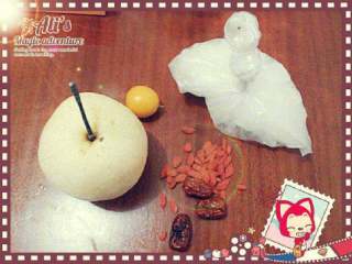 1、冰糖炖雪梨盅,准备材料。