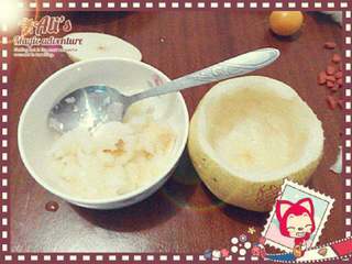 2、冰糖炖雪梨盅,用勺子挖出梨肉放碗里备用