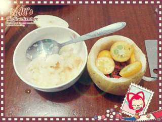 3、冰糖炖雪梨盅,金桔切半，枸杞，红枣，冰糖放雪梨盅里。