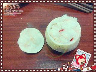 4、冰糖炖雪梨盅,再放入雪梨肉，