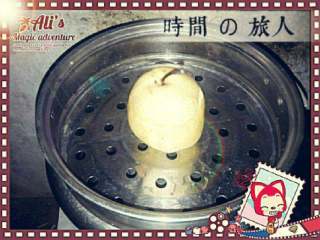 5、冰糖炖雪梨盅,盖上梨盖放蒸锅蒸15分钟即可