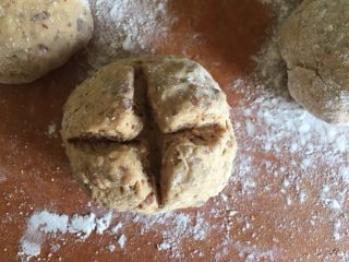 16、枣馒头,用刀子在面团上划个十字 如果刀黏 可以沾些面粉