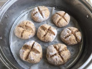 17、枣馒头,锅内凉水 摆好枣馒头 之间要有距离