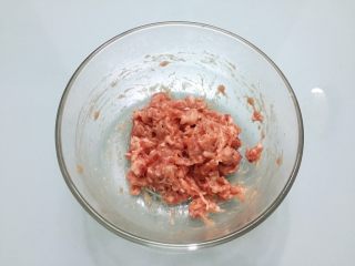 1、肉末豆腐,猪肉剁成末，加入料酒、盐、食用油抓匀腌制半小时