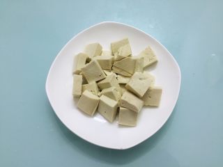 2、肉末豆腐,豆腐洗净切成小块