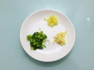 3、肉末豆腐,葱姜蒜切末
