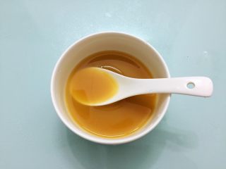 4、肉末豆腐,把酱汁材料放入碗中搅拌均匀调成酱汁备用