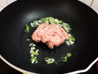 11、肉末豆腐,放入猪肉
