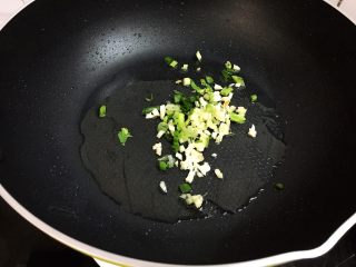 10、肉末豆腐,放入葱姜蒜爆香