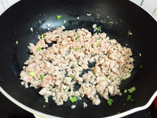 12、肉末豆腐,翻炒至变色，炒散