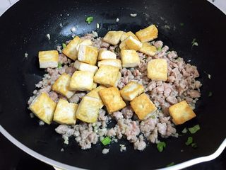 13、肉末豆腐,加入豆腐，翻炒均匀