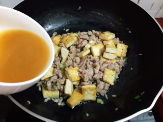 14、肉末豆腐,倒入刚才调好的酱汁
