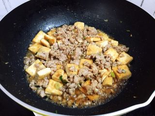 15、肉末豆腐,大火翻炒至收汁即可