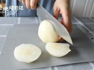 1、有一种关心，是我给你熬了秋梨膏,梨子削皮，切块。