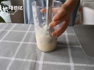 2、有一种关心，是我给你熬了秋梨膏,用料理棒打成蓉。