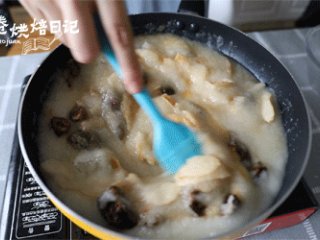 3、有一种关心，是我给你熬了秋梨膏,和梨皮，冰糖，罗汉果一起加入锅中。