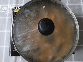 4、有一种关心，是我给你熬了秋梨膏,大火烧开，转小火熬制30分钟。