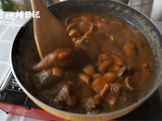 5、有一种关心，是我给你熬了秋梨膏,大火烧开，转小火熬制30分钟。