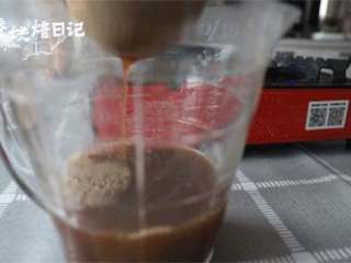 7、有一种关心，是我给你熬了秋梨膏,.关火待温热用纱布把渣子包裹起来用手使劲挤出汁液。